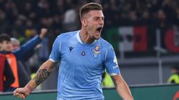 1. Sergej Milinkovic-Savic (Lazio)- Gelandang berusia 25 tahun itu sudah mengoleksi lima gol dan tujuh assist dari 31 penampilannya sejauh ini. Performa cemerlangnya juga membawa Lazio ke papan atas klasemen Serie A sementara. (AFP/Filippo Monteforte)