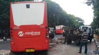 Transjakarta terguling di Jalan TB Simatupang, Jakarta, Kamis (20/9/2018). (Merdeka.com/Ronald)