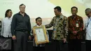 Jefri Setiawan (tengah) usai menerima penghargaan dari Official World Record di Auditorium Kemenpora, Jakarta, Kamis (14/11). Jefri mencatat rekor dunia baru memainkan 60 lagu menggunakan keyboard dengan mata tertutup. (Liputan6.com/Helmi Fithriansyah)