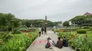 Tugu Malang dikelilingi oleh taman berbunga yang sangat indah serta beberapa pohon Trembesi, Rabu (21/1/2015). (Liputan6.com/Faizal Fanani)