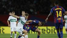 David Affengruber berebut bola dengan Fermin Lopez dalam laga La Liga antara Barcelona vs Elche di Estadi Olimpic Lluis Companys, 3 November 2025. (AP Photo/Joan Monfort)