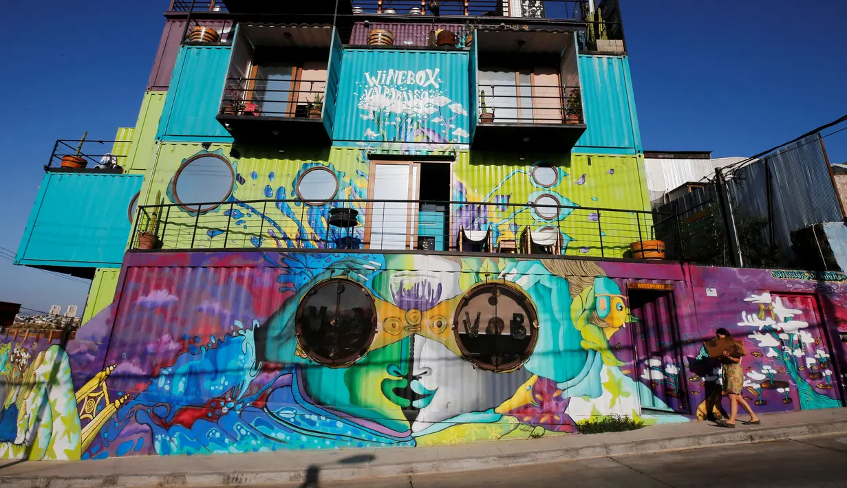 Seorang pejalan kaki melewati Hotel WineBox Valparaiso di Valparaiso, Chile, Senin (11/3). Hotel ini telah menjadi tempat wisata yang populer. (REUTERS/Rodrigo Garrido)