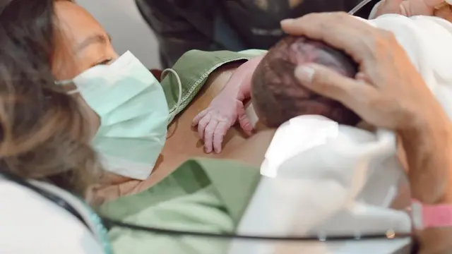 Momen Persalinan Anak Ketiga Jennifer Bachdim. (Sumber: Instagram/jenniferbachdim)