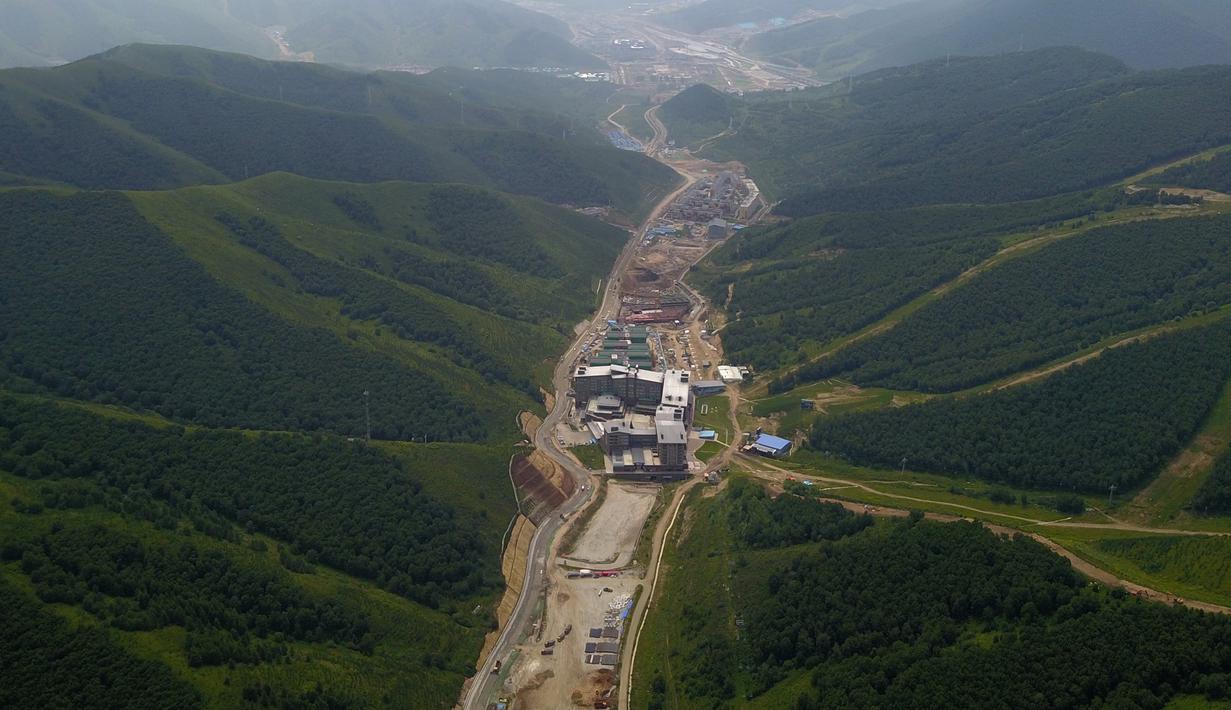Foto dari udara pada 30 Juli 2020 ini menunjukkan Genting Resort di Distrik Chongli, Kota Zhangjiakou, Provinsi Hebei, China utara. Genting Resort akan menjadi lokasi penyelenggaraan kompetisi ski gaya bebas dan snowboard pada Olimpiade Musim Dingin 2022. (Xinhua/Zhang Chenlin)