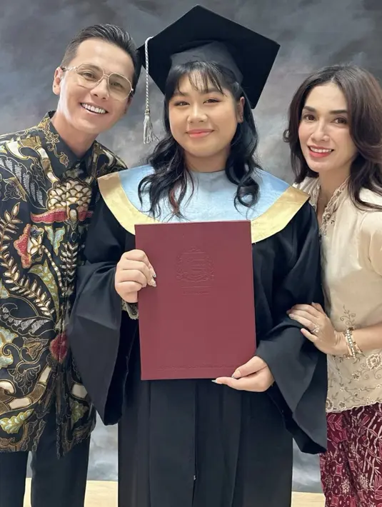 Penampilannya begitu anggun berbalut kebaya putih sederhana dan kain batik bernuansa merah. Rambut panjangnya terurai mengimbangi makeup sederhananya. [Foto: Instagram ussypratama]