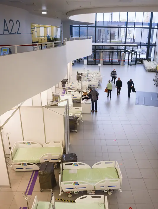 Tempat tidur dan peralatan medis terlihat di lobi Rumah Sakit Universitas Klinik Pauls Stradins di Riga, Latvia, pada hari pertama lockdown, Kamis (21/10/2021). Pemerintah Latvia kembali menerapkan lockdown mulai 21 Oktober - 15 November 2021 menyusul kenaikan kasus COVID-19. (Gints Ivuskans / AFP)