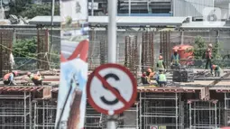Aktivitas pekerja saat menyelesaikan proyek pembangunan Pasar Senen Blok I dan II, Jakarta, Minggu (15/11/2020). Pembangunan gedung pasar yang berada di lahan seluas 69.600 meter persegi itu terus dikebut setelah sebelumnya ludes akibat kebakaran pada 2017. (merdeka.com/Iqbal S Nugroho)
