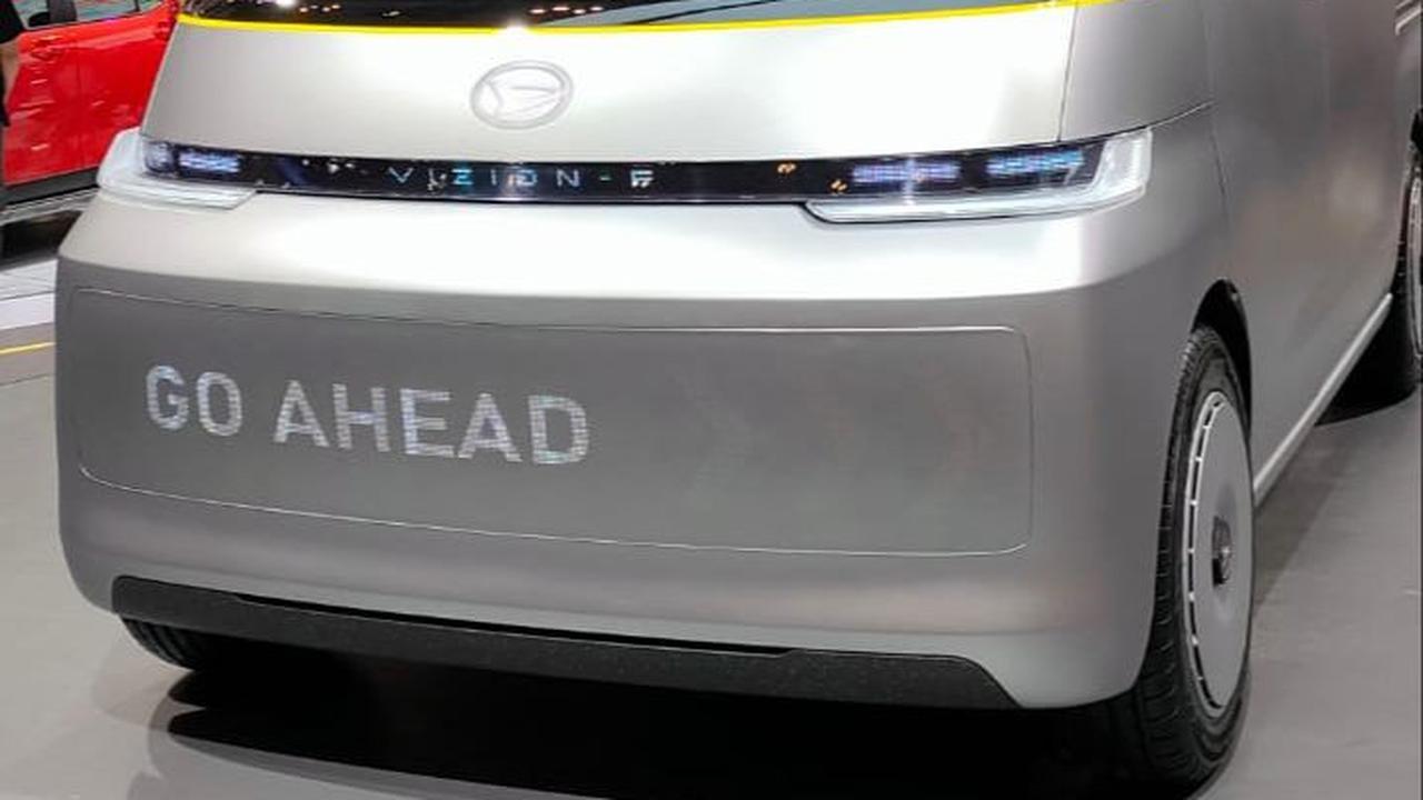 Mobil konsep Daihatsu VIZION-F menarik perhatian pengunjung GIIAS 2023.