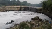 Warga bantaran Sungai Cileungsi, Kecamatan Gunung Putri, Kabupaten Bogor kembali resah dengan bau busuk yang menyeruak dari aliran sungai tersebut. (Liputan6/Achmad sudarno)