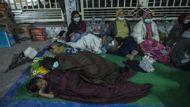 <span>Pengungsi berlindung pasca erupsi Gunung Semeru di Masjid Desa Sumber Wuluh, Lumajang (5/12/2021). Gunung Semeru di Jawa Timur kembali meletus pada Sabtu (4/12/2021) pada pukul 15.00 WIB. (AFP/Juni Kriswanto)</span>