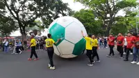 Kirab Trofi Piala Dunia U-17 berlangsung meriah di Solo. Walikota Gibran Rakabuming Raka dan Ketum PSSI Erick Thohir ikut serta untuk memeriahkan acara (Liputan6.com/Fajar Abrori)
