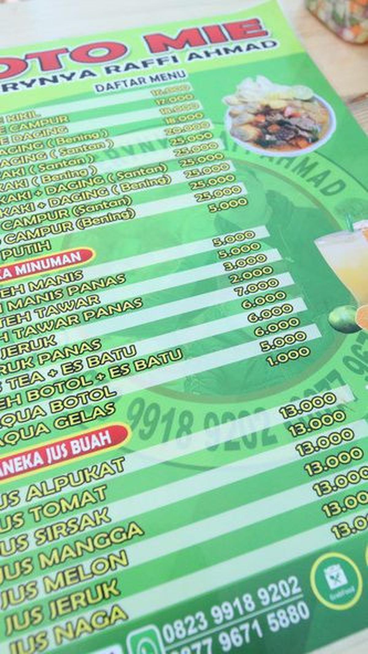 Meski berada di lingkungan artis, harga makanan dan minuman di warung ini terjangkau, berkisar Rp16.000 hingga Rp25.000.