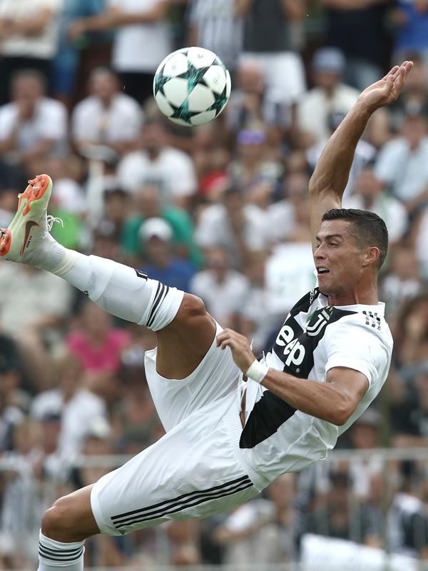 Aksi Cristiano Ronaldo saat pertandingan persahabatan antara Juventus A dan tim B di Villar Perosa, Italia utara, (12/8). Ronaldo mencetak gol usai menerima umpan panjang yang dilepaskan Federico Bernardeschi. (AFP Photo/Isabella Bonotto)