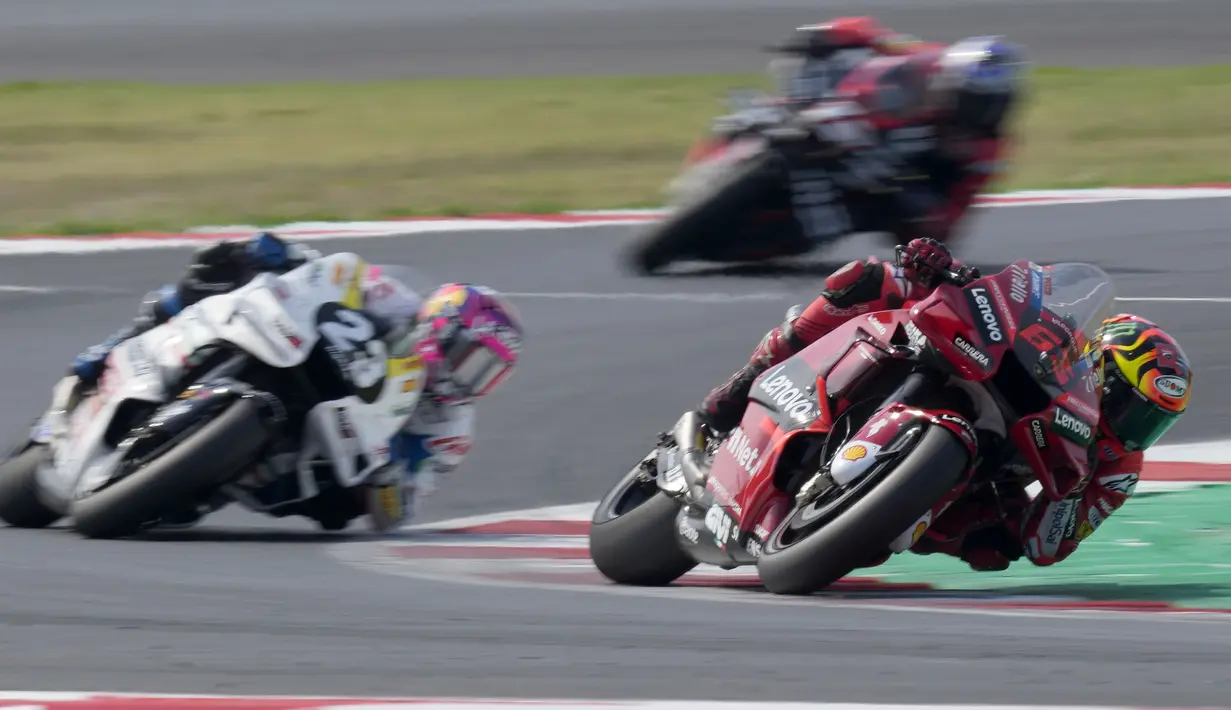 Hasil apik ini juga membuat Bagnaia berhasil melewati rekor pendahulunya, Casey Stoner sebagai pebalap Ducati pertama yang mampu meraih empat kali kemenangan beruntun. (AP/Antonio Calanni)