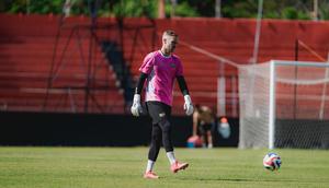 Kiper Dewa United, Sonny Stevens ketika sesi latihan&nbsp;di Stadion GOR H. Agus Salim, Padang pada Kamis (15/08/2025). (Dok.Dewa United)