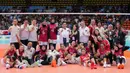 Hasil ini mengulang pencapaian pada SEA Games 2023, di mana tim voli putri Indonesia juga sukses membawa pulang medali perunggu. Tampak dalam foto, Ketua Umum Pengurus Pusat Persatuan Bola Voli Seluruh Indonesia (PP PBVSI), Imam Sudjarwo (tengah) bersama tim voli putri usai pertandingan final SEA Games 2025 melawan Filipina di Indoor Stadium Huamark, Bangkok, Thailand, Senin (15/12/2025). (Bola.com/Bagaskara Lazuardi)
