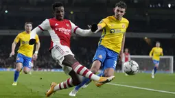 Publik Emirates Stadium bergemuruh saat laga masih berjalan 17 menit. Memanfaatkan bola muntah hasil sepakan Cedric Soares, Eddie Nketiah sukses melesatkan gol pertama The Gunners. (AP/Kirsty Wigglesworth)