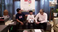 Muhammad Rizky (tengah), dan ayahnya (kanan), bertemu dengan Duta Besar Inggris untuk Indonesia, Moazzam Malik, di Kedutaan Besar Inggris di Jakarta, Kamis (9/5/2019). (Liputan6.com/Afra Augesti)