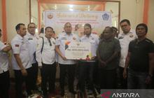 Waka Komisi VI DPR RI Andre Rosiade Salurkan Rp400 Juta Bantuan Pengungsi Yalimo