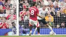 Dua dari tiga gol kemenangan Liverpool di Teater Impian diborong oleh Luis Diaz di babak pertama. Mohamed Salah menambah keunggulan tim tamu di babak kedua. (AP Photo/Dave Thompson)