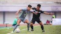 Pemain Persebaya Surabaya, Bruno Moreira Soares (kiri) berebut bola dengan pemain Dewa United, Henhen Herdiana saat laga lanjutan BRI Liga 1 2023/2024 antara Dewa United melawan Persebaya Surabaya di Indomilk Arena, Tangerang, Sabtu (30/09/2023). (Bola.com/Bagaskara Lazuardi)