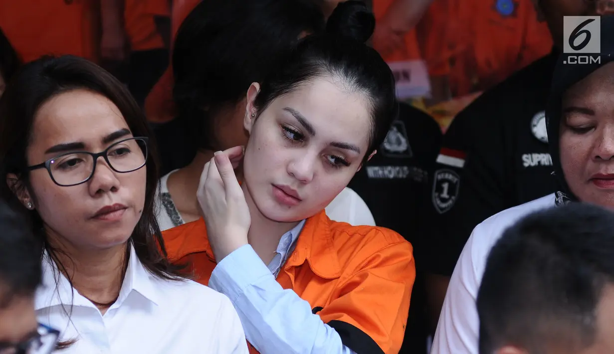 Artis peran dan model, Jennifer Dunn saat diperlihatkan usai ditangkap satuan Dirnarkoba Polda Metro Jaya, Jakarta, Selasa (2/1). Jennifer Dunn sebelumnya pernah juga tersandung kasus narkoba. (Liputan6.com/Helmi Fithriansyah)