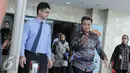 Ketua Komisi Pengawas Persaingan Usaha (KPPU) Syarkawi Rauf (kanan) dan Wakil Ketua KPK, Laode M Syarif usai mengikuti pertemuan dengan pimpinan KPK di Jakarta, Selasa (20/12). (Liputan6.com/Helmi Afandi)