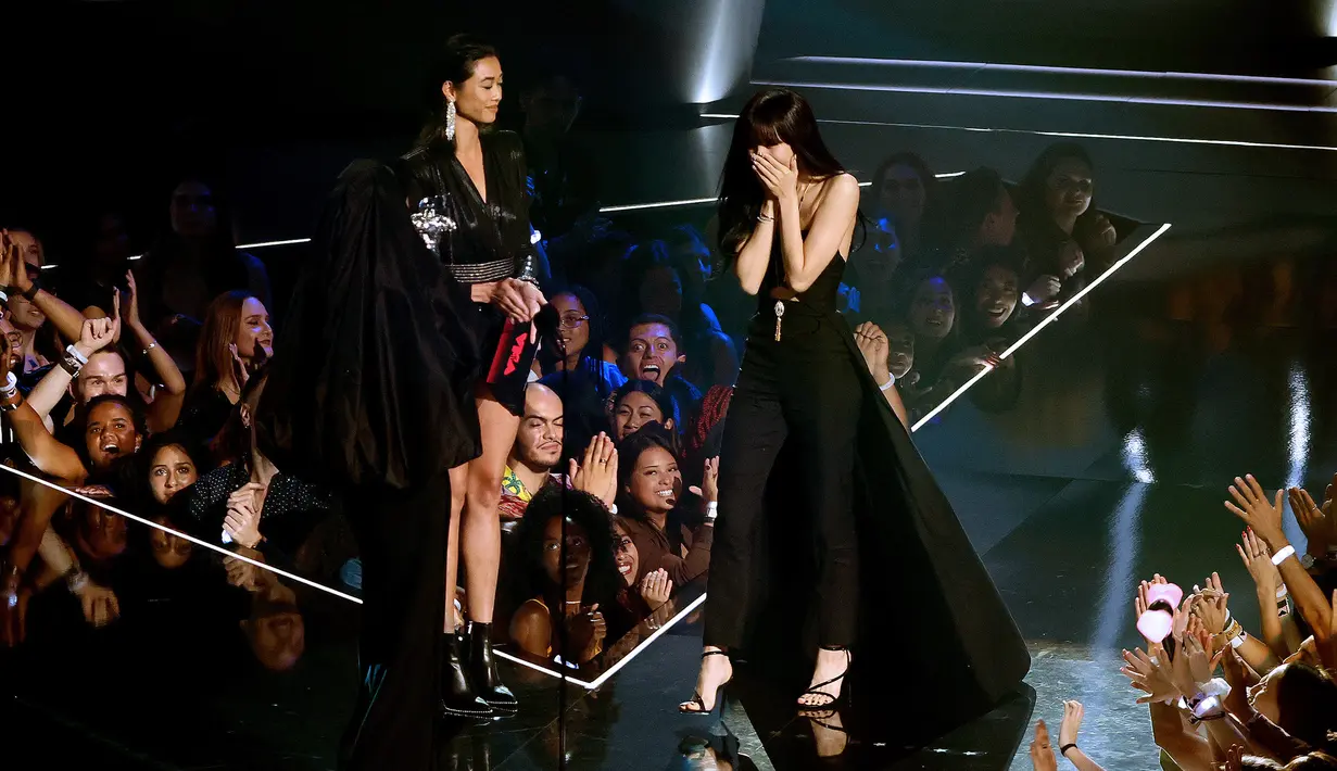 Lisa naik ke panggung untuk menerima penghargaan Best K-Pop pada ajang MTV VMA 2022 di Prudential Center, Newark, New Jersey, Amerika Serikat, 28 Agustus 2022. Lisa meraih penghargaan tersebut dengan mengalahkan BTS dengan Yet To Come (The Most Beautiful Moment), ITZY dengan LOCO, SEVENTEEN dengan HOT, Stray Kids dengan MANIAC, dan TWICE dengan The Feels. (Michael Loccisano/Getty Images for MTV/Paramount Global/AFP)