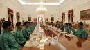 Timnas Indonesia saat makan siang bersama Presiden RI, Joko Widodo di Istana Negara, (19/12/2016). (Bola.com/Nicklas Hanoatubun)