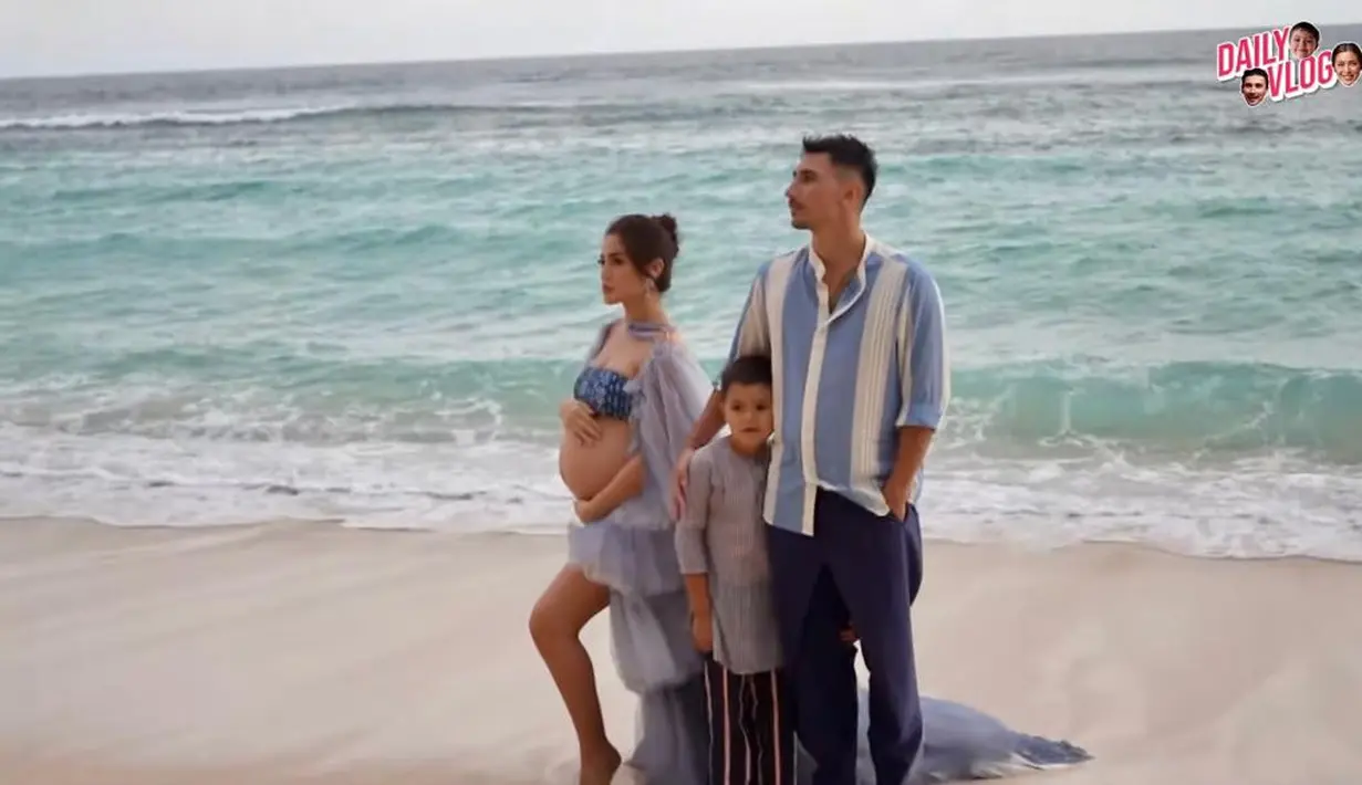 Jessica Iskandar terlihat anggun dan cantik bergaun panjang warna ungu. (YouTube/Jessica Iskandar).