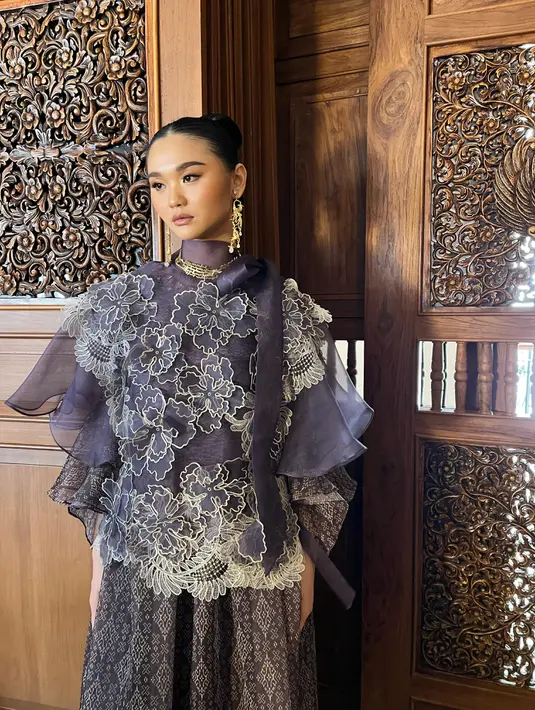 Denny Wirawan yang konsisten berkarya selama hampir 3 dekade, siap memaksimalkan hari raya Anda. Dengan permainan material tekstur, layering dan digital printing, terciptalah koleksi Idul Fitri yang elegan. [Foto dok : Fimela.com.]