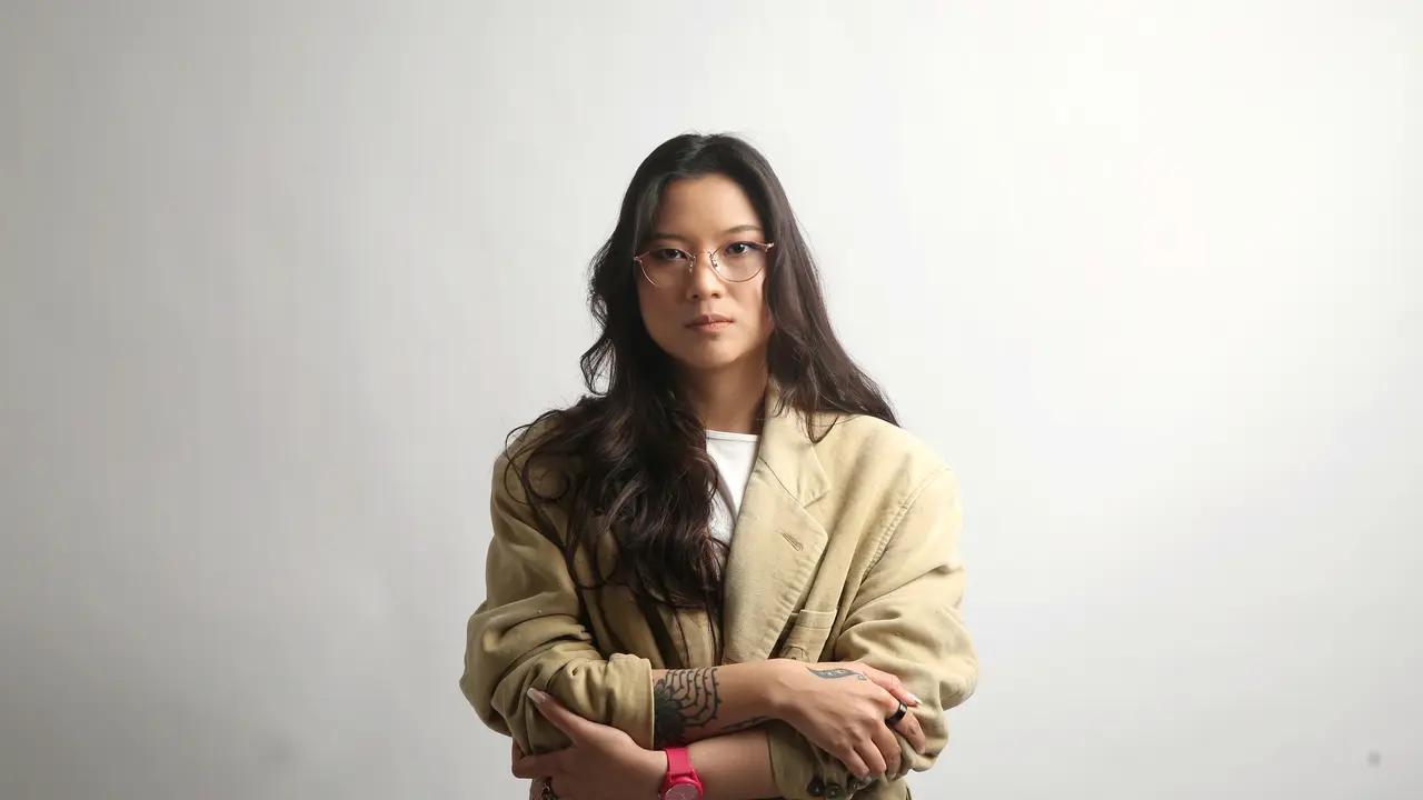 Danilla Riyadi dalam kunjungan media ke kantor KLY yang terletak di kawasan Gondangdia, Jakarta Pusat (Fimela/Dok/Adrian Putra)