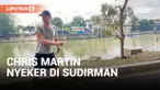 Chris Martin Asik Nyeker Jalan di Sekitaran Sudirman Sehari Sebelum Konser Coldplay