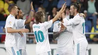 Para pemain Real Madrid merayakan gol Gareth Bale ke gawang Villarreal pada laga terakhir La Liga 2017-2018, Minggu (20/5/2018) dini hari WIB.  (AP Photo/Alberto Saiz)