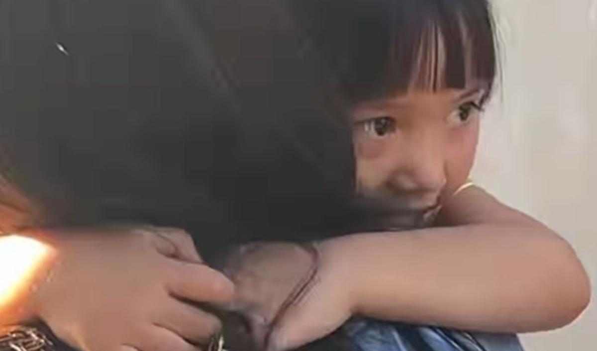 Mbak Ning juga berpamitan kepada Alana. Selama ini, sosok Mbak Ning yang menjaga Alana kemanapun pergi.<br>