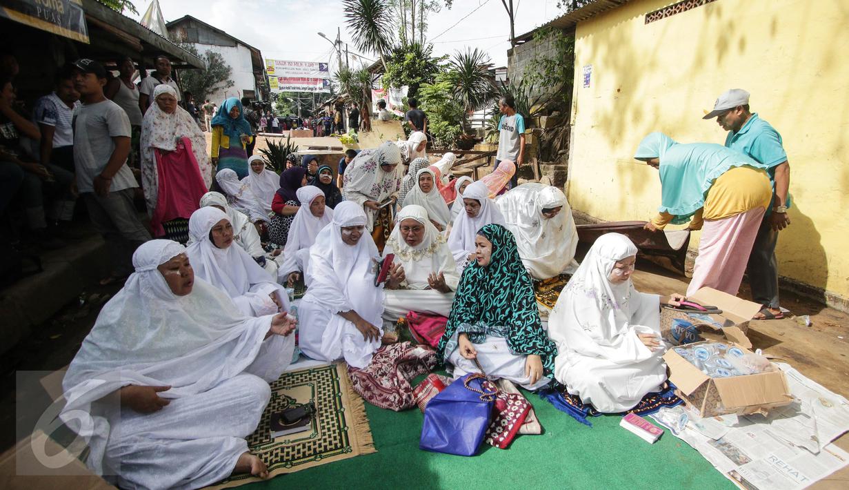 Sejumlah ibu-ibu menggelar doa bersama di lokasi, RT 1 RW 12, Jl Saharjo, Manggarai, Jakarta, Rabu (26/4). Sampai saat ini penggusuran belum dilakukan karena pertemuan pertama tidak menghasilkan kesepakatan. (Liputan6.com/Faizal Fanani)