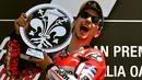 Pembalap Ducati Team, Jorge Lorenzo, merayakan selebrasi di podium setelah memenangkan Moto Grand Prix di Sirkuit Mugello, Italia, Minggu (03/6). Jorge Lorenzo menang atas pembalap Andrea Dovizioso dan Valentino Rossi. (AFP FOTO / Tiziana Fabi)