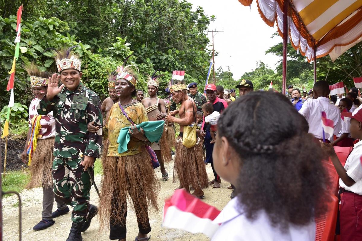 FOTO: TNI AL Resmikan Jembatan di Distrik Bonggo Papua