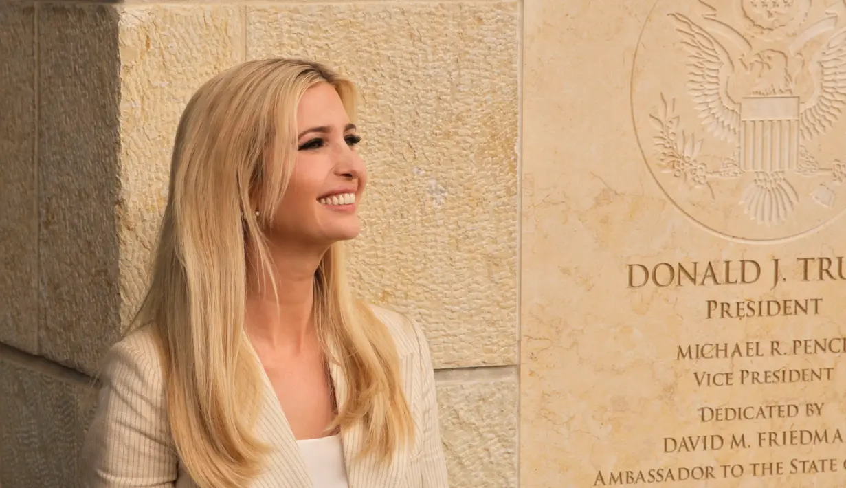 Putri Donald Trump Ivanka Trump berdiri di samping plakat saat peresmian pembukaan kedutaan AS di Yerusalem (14/5). (AP Photo/Sebastian Scheiner)