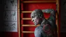 Guru sekolah dasar Prancis dan penggemar tato Sylvain Helaine, yang dikenal sebagai Freaky Hoody, berpose selama sesi foto di Palaiseau, Paris (22/9/2020). Kini pihak sekolah tempat Sylvain mengajar bermaksud untuk mengeluarkannya dari kelas dengan anak-anak. (AFP/Christophe Archambault)