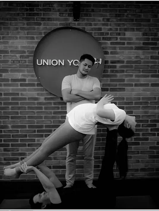 "Pagiii..ayoo semangat syg @ryana_dea Biar proses Lahirannya Lancar! *Amaze," tulis Puadin Redi pada foto menyaksikan istrinya Ryana Dea sedang menjalani yoga saat hamil besar. (Instagram/puadinredi)