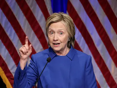 Hillary Clinton tampil berpidato di hadapan publik untuk pertama kali usai kalah dari Donald Trump dalam pilpres AS, Washington, Rabu (16/11). Hillary mengaku tidak mudah baginya untuk muncul kembali di hadapan publik (REUTERS/Joshua Roberts)