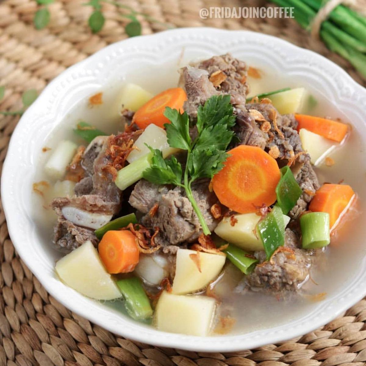 Semangkuk sop iga sapi bening