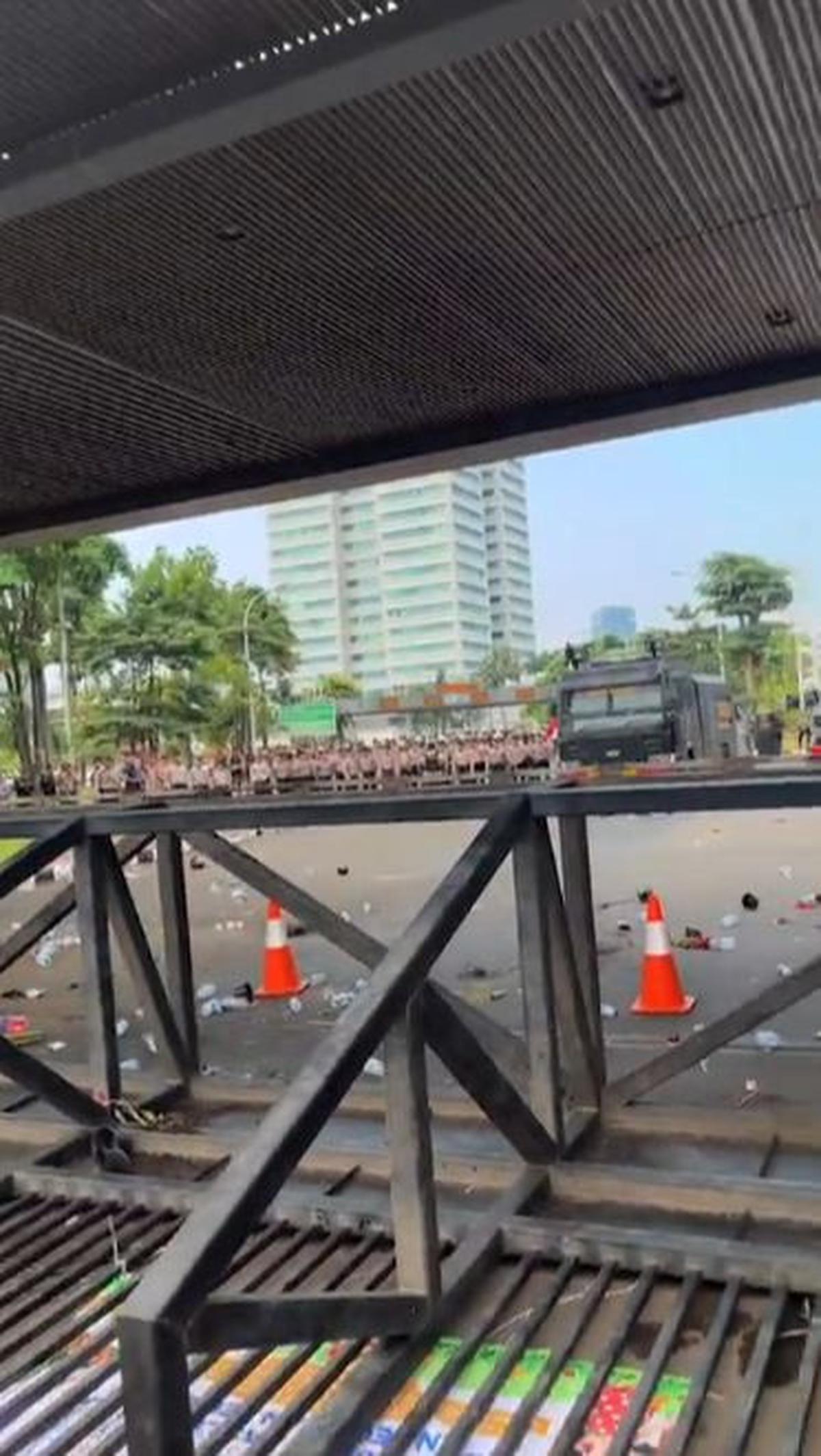 Sementara, dalam video yang diunggah&nbsp;Kepresidenan Mahasiswa Universitas Trisakti di akun Instagramnya, pasukan kepolisian tampak membentuk barikade di dalam Gedung DPR.&nbsp;Foto: Instagram/@kepresmausakti