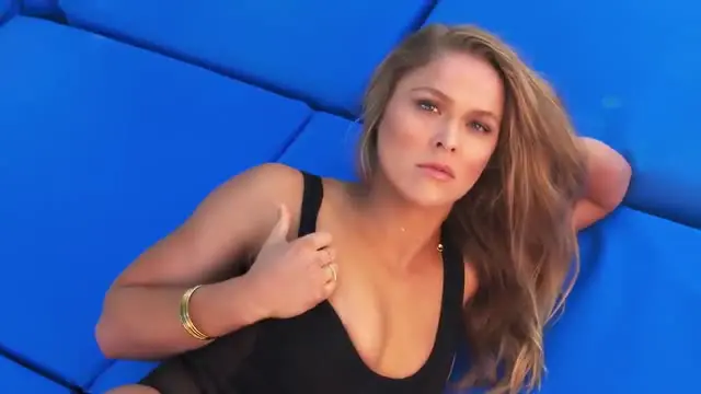 Ronda Rousey idola di UFC yang baru saja mengalami kekalahan dari Holly Holm pernah menjalani pemotretan dalam busana seksi di pantai bersama Sports Illustrated.
