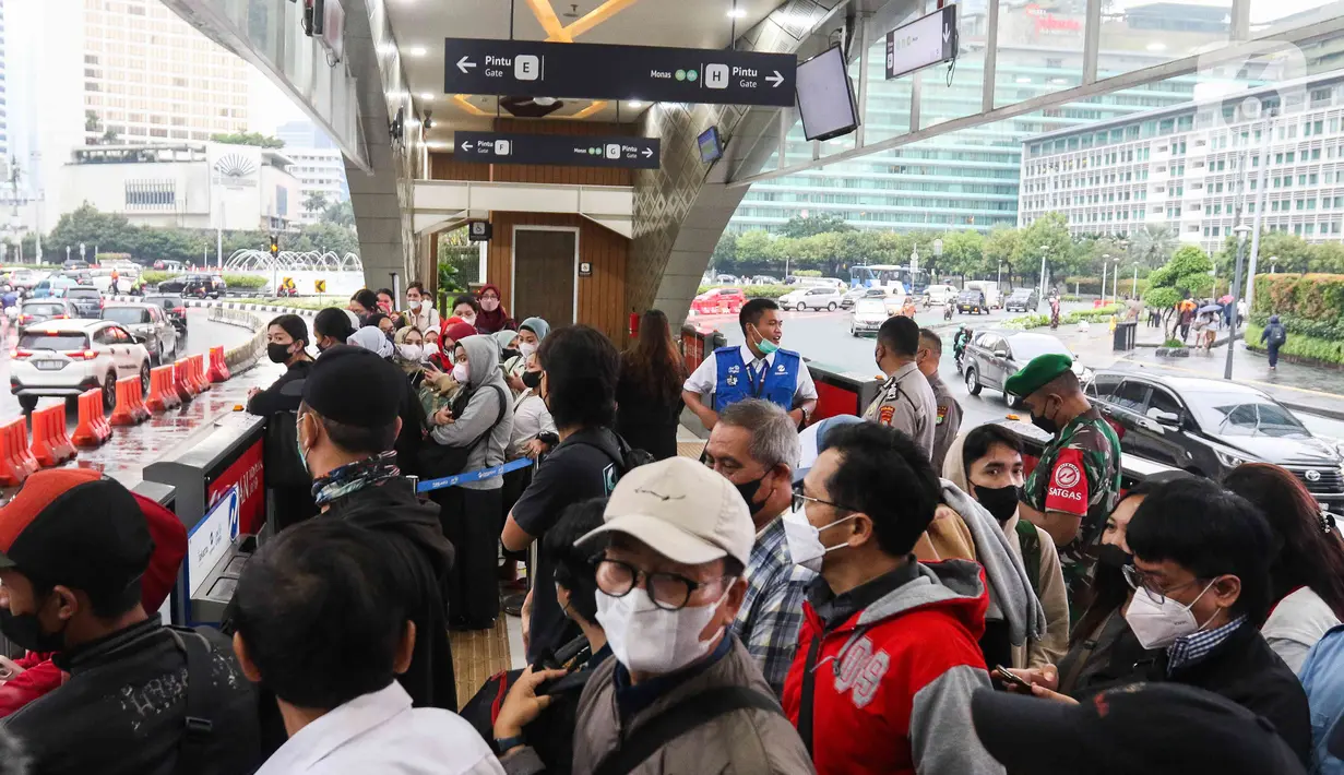Personil TNI berjaga di Halte TransJakarta Bundaran HI, Jakarta, Rabu (1/3/2023). Setiap hari petugas TNI akan dikerahkan secara bergantian di armada-armada TransJakarta yang biasa ramai penumpang. (Liputan6.com/Herman Zakharia)