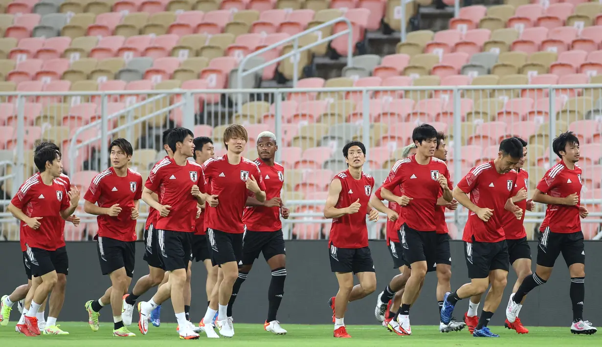 Para pemain Jepang melakukan pemanasan selama sesi latihan di Stadion King Abdullah Sport City di Jeddah (6/10/2021). Jepang akan bertanding melawan Arab Saudi pada grup B Kualifikasi Dunia Qatar 2022. (AFP Photo)