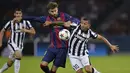 Carlos Tevez (kanan) bertarung dengan Gerard Pique di laga final Liga Champions 2014-2015 di Olympiastadion, Berlin, Minggu (7/6/2015). Barcelona keluar sebagai pemenang dengan skor 3-1. (AFP Photo/Oliver Lang)