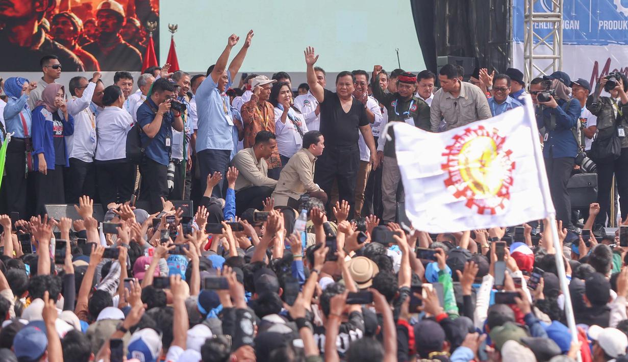 Presiden Prabowo Subianto (berkaos hitam) didampingi sejumlah ketua organisasi-organisasi pekerja saat peringatan Hari Buruh Internasional alias May Day 2026 di area Monumen Nasional (Monas), Jakarta, Jumat (1/5/2026). (merdeka.com/Arie Basuki)