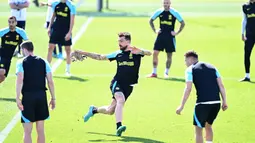 Babak semifinal putaran kedua Liga Champions 2022-2023 siap dimainkan pada 17 Mei 2023 yang diikuti empat tim terbaik dunia untuk memperebutkan tiket final mendatang. (GABRIEL BOUYS/AFP)